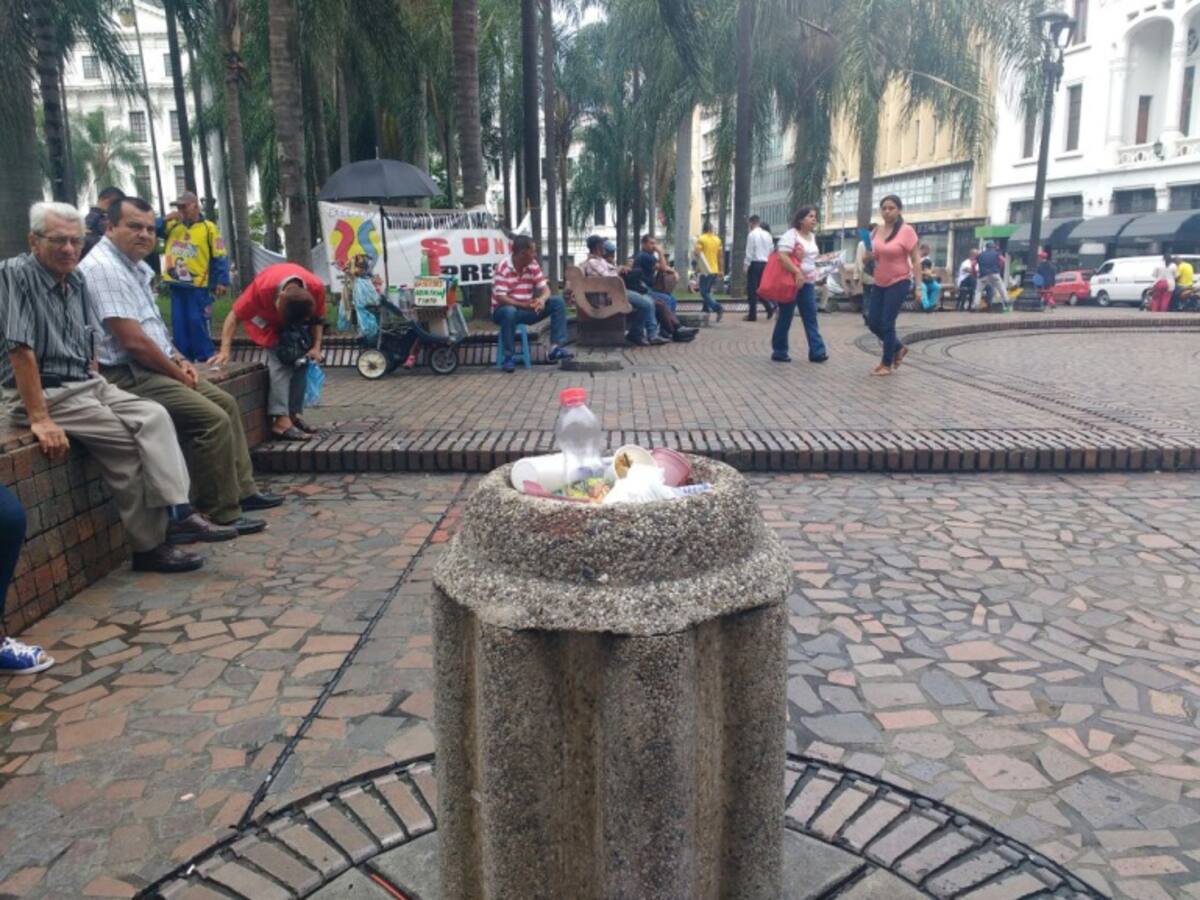 Fuentes y bebederos de agua de la Plaza de Caycedo siguen llenos de basura