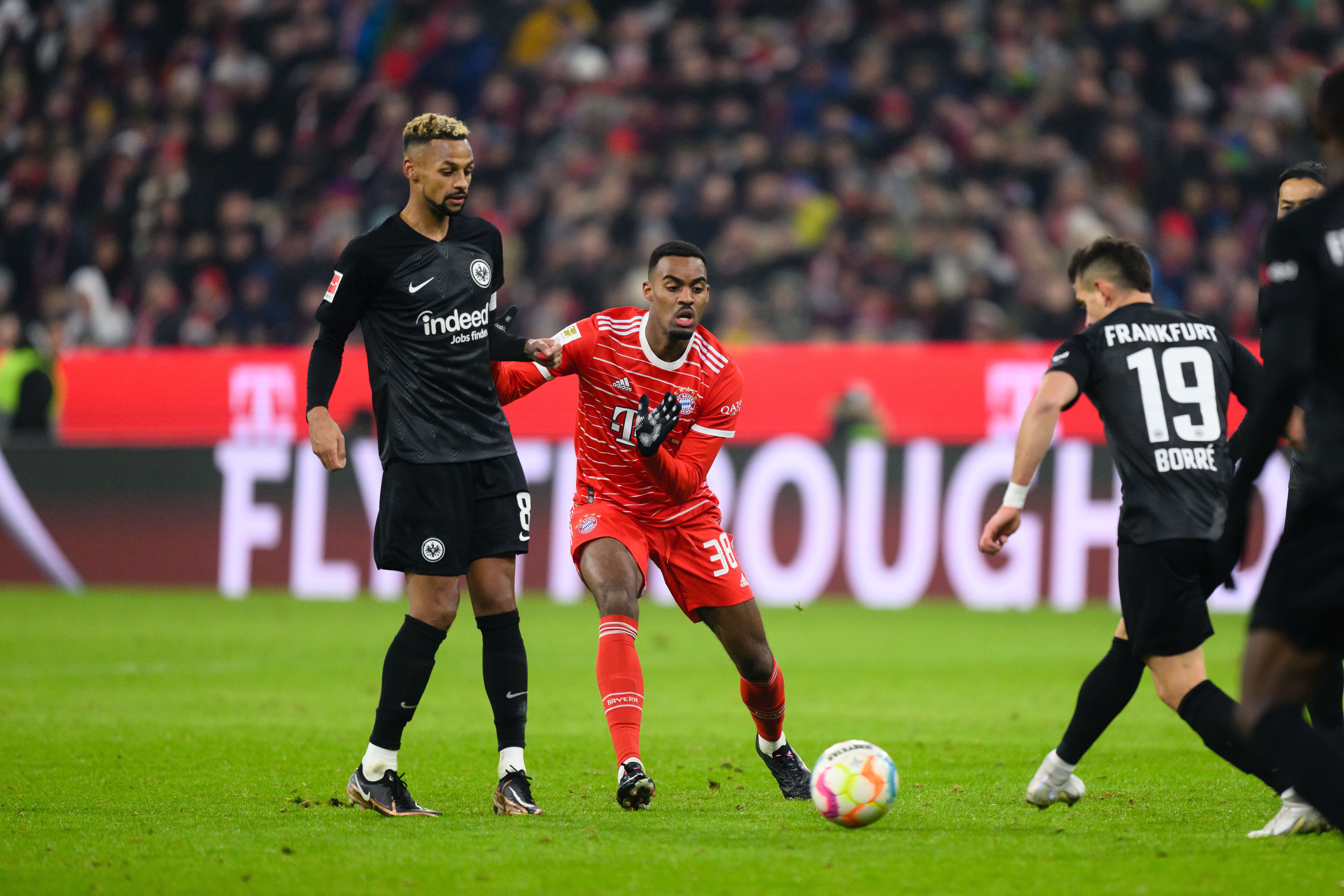 Rafael Santos Borré ante el Bayern Múnich. (Photo by Markus Gilliar - GES Sportfoto/Getty Images)