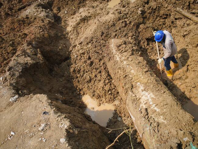 Aguas de Cartagena investiga fuga de agua cruda en Los Cerros de Albornoz