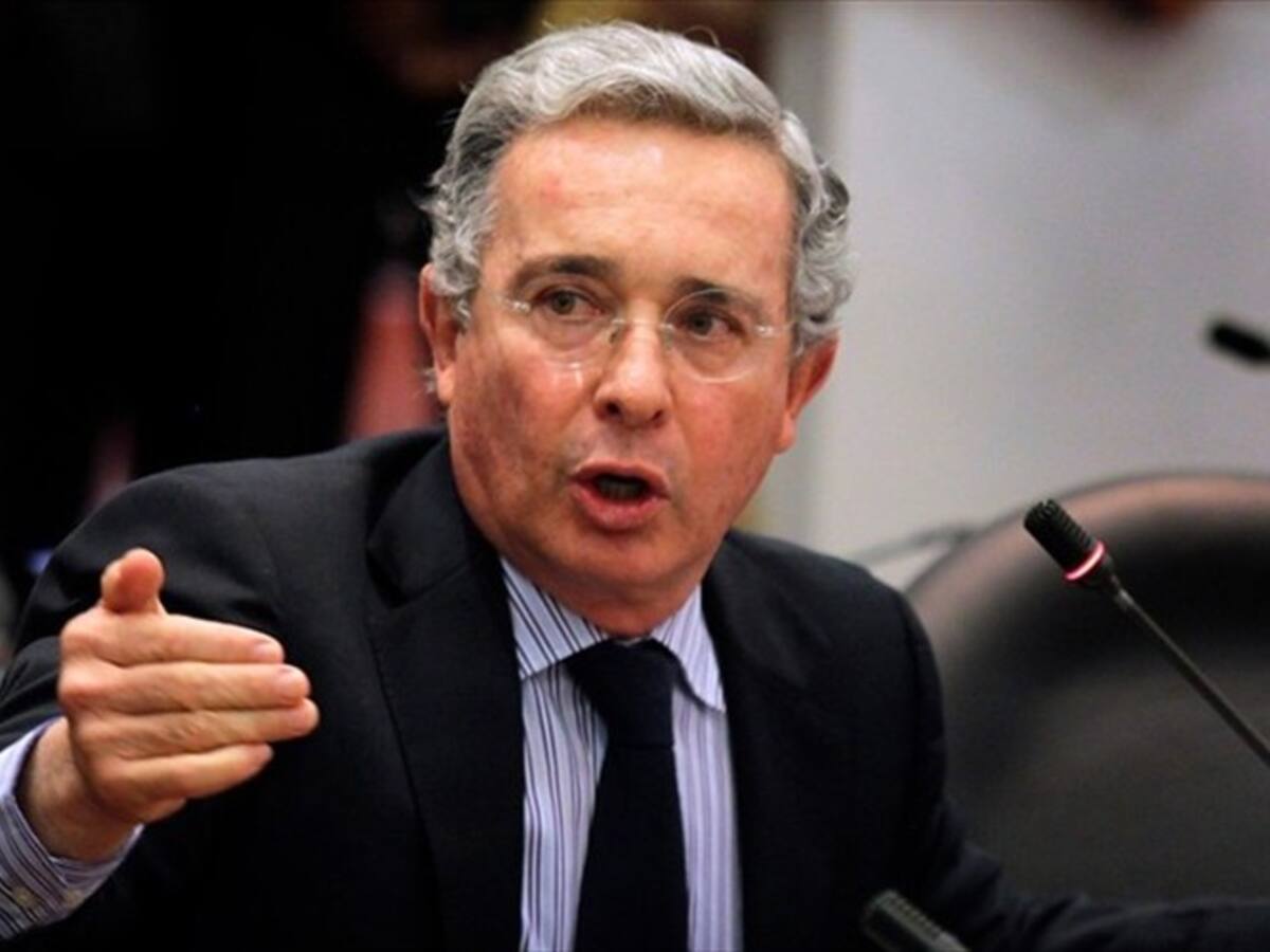 Uribe propone subir el salario mínimo y bajar los impuestos