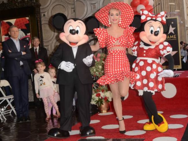 Katy Perry presenta a Minnie Mouse en el Paseo de la Fama de Hollywood
