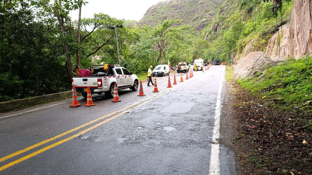 Un bus de transporte público de la empresa La Gaitana cayó al río Magdalena, en el sector de Pericongo, Timaná, dejando una persona fallecida y 17 heridos.