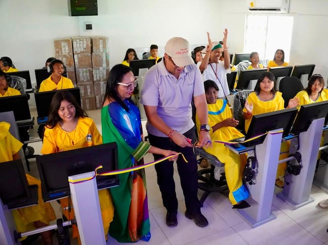 Comunidades Wayuu reciben aulas interactivas y ayudas en la Alta Guajira