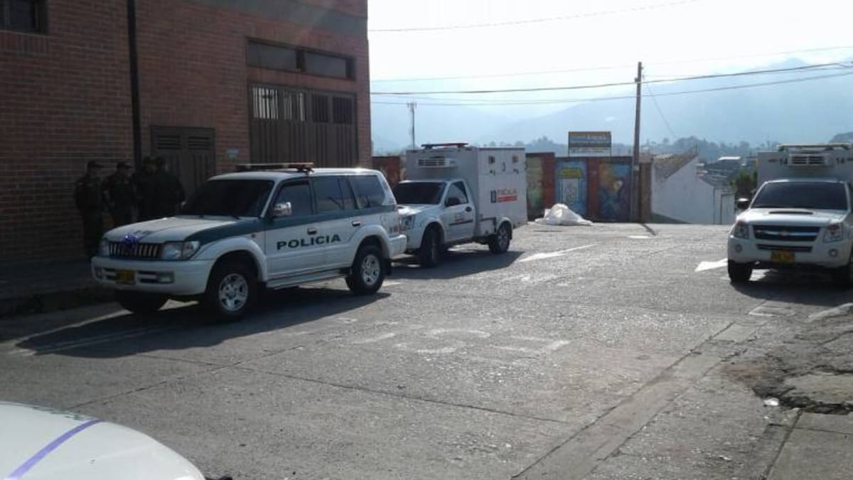 Dos muertos y un taxista herido dejan confusos hechos en el centro de Armenia