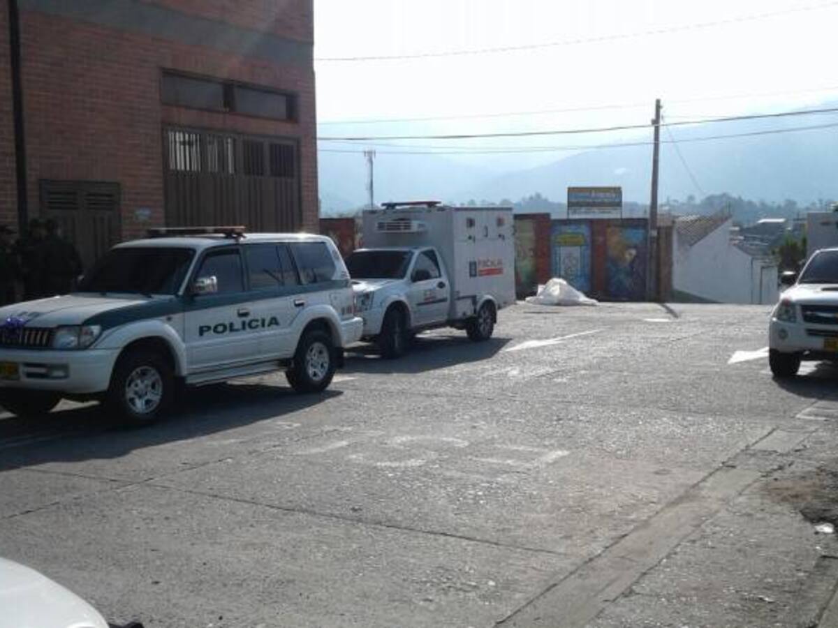 Dos muertos y un taxista herido dejan confusos hechos en el centro de Armenia