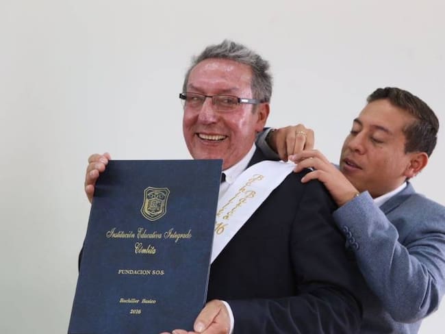 El papá del gobernador de Boyacá se graduó como Bachiller a sus 60 años