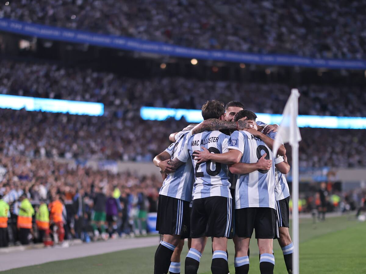 Argentina sin Messi venció con facilidad a Brasil en el Monumental