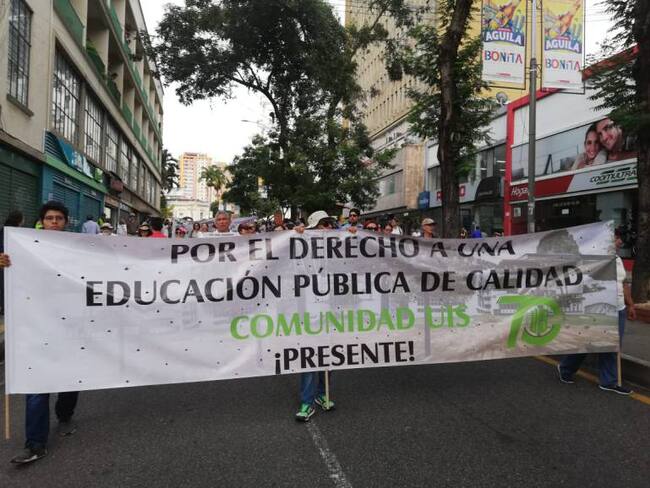 Sin traumatismo marcha de profesores universitarios en Bucaramanga