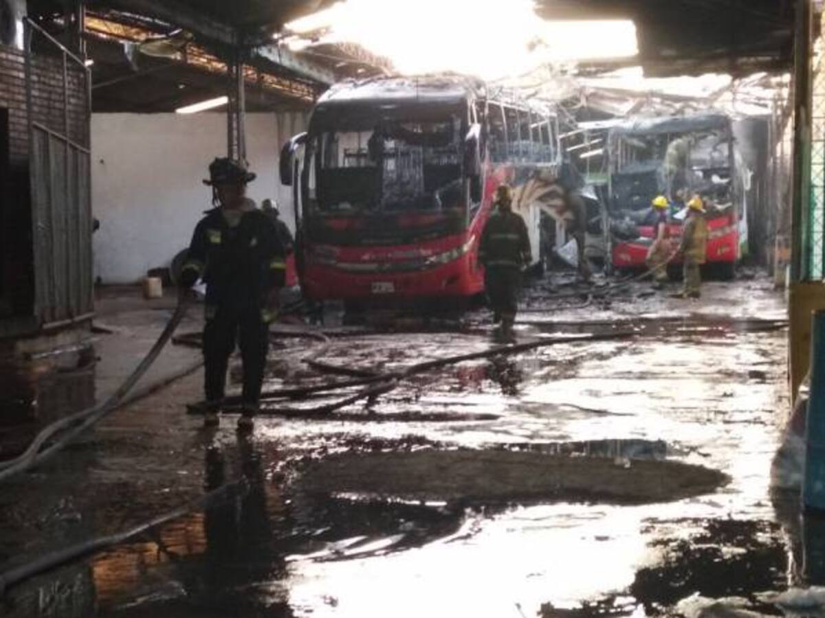 Incendio consume dos buses en terminal de pasajeros en Barranquilla