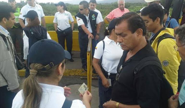 Funcionario de Migración Colombia verificando documentos