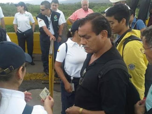 Funcionario de Migración Colombia verificando documentos