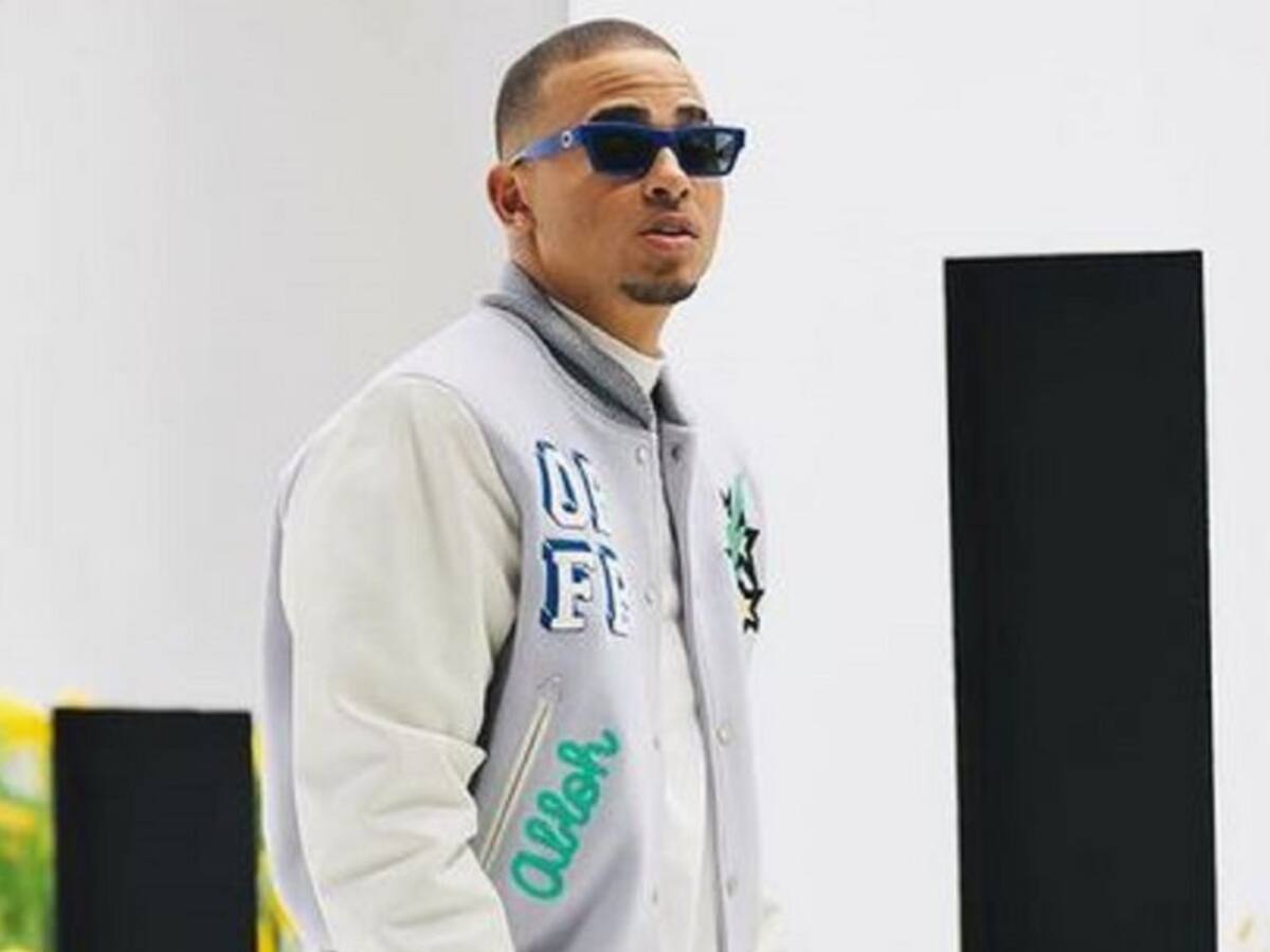 Ozuna entre burlas y críticas por cantar semidesnudo en la ducha