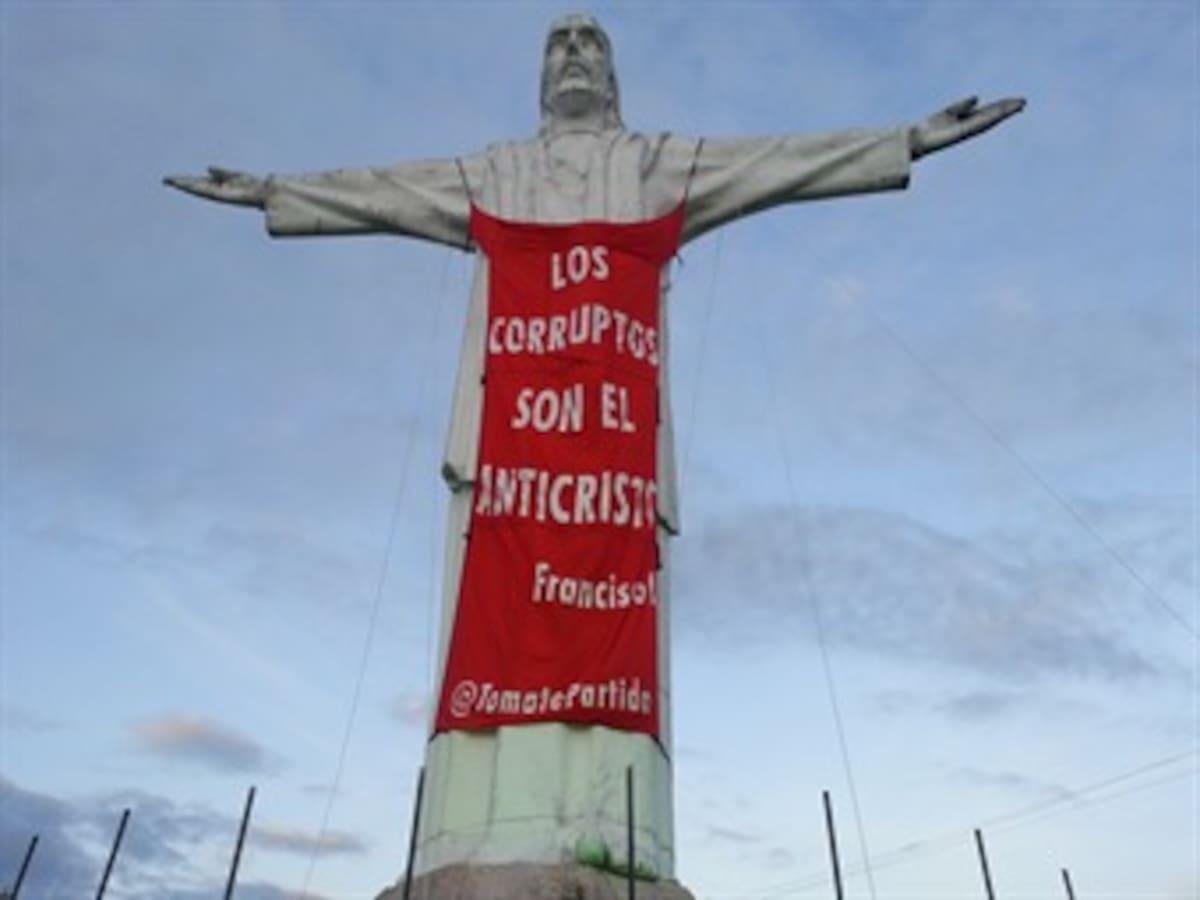 Visten estatua Cristo Rey, de Cali, con gigantesca camiseta ‘anti corrupción’