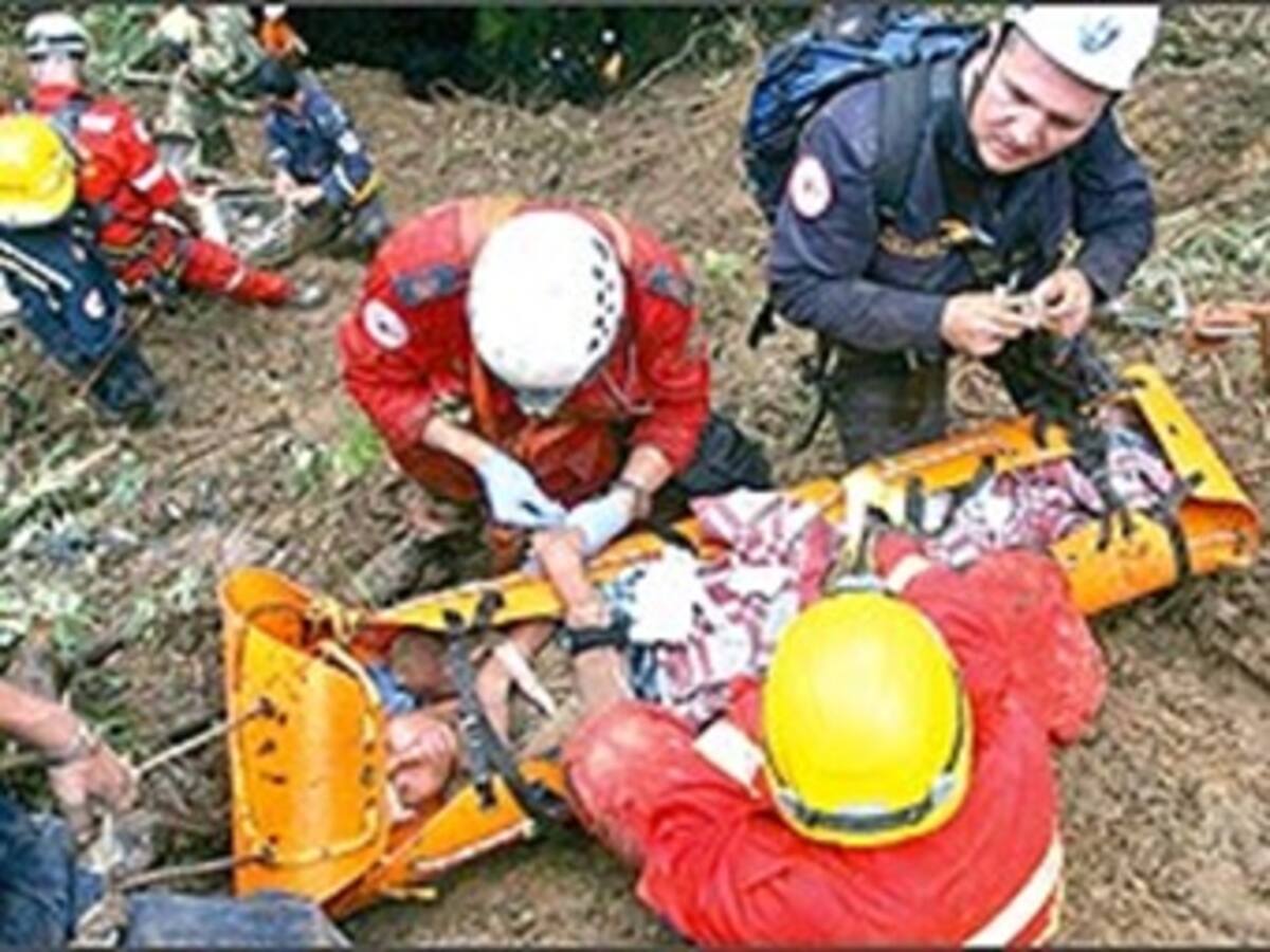 Aún falta rescatar ocho cadáveres del accidente del bus en Chocó