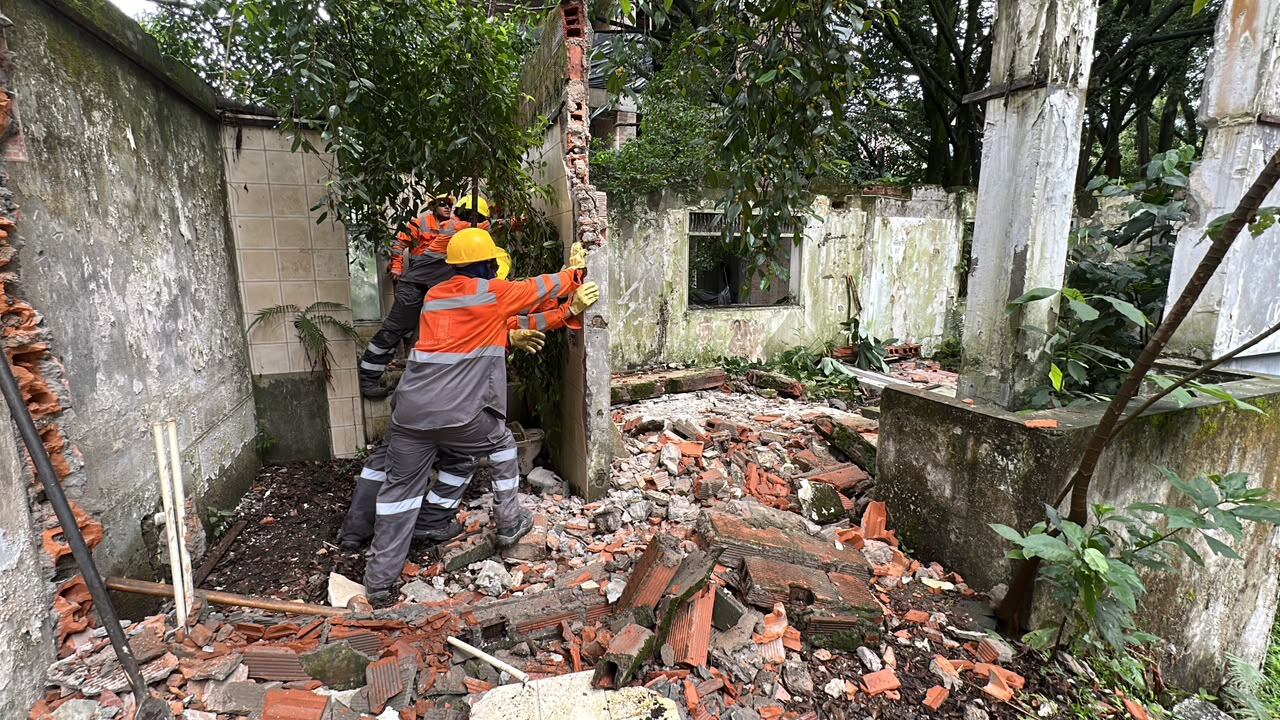 Derriban vivienda que estaba asociada a la historia de Pablo Escobar Gaviria en Medellín. Cortesía: Alcaldía de Medellín.
