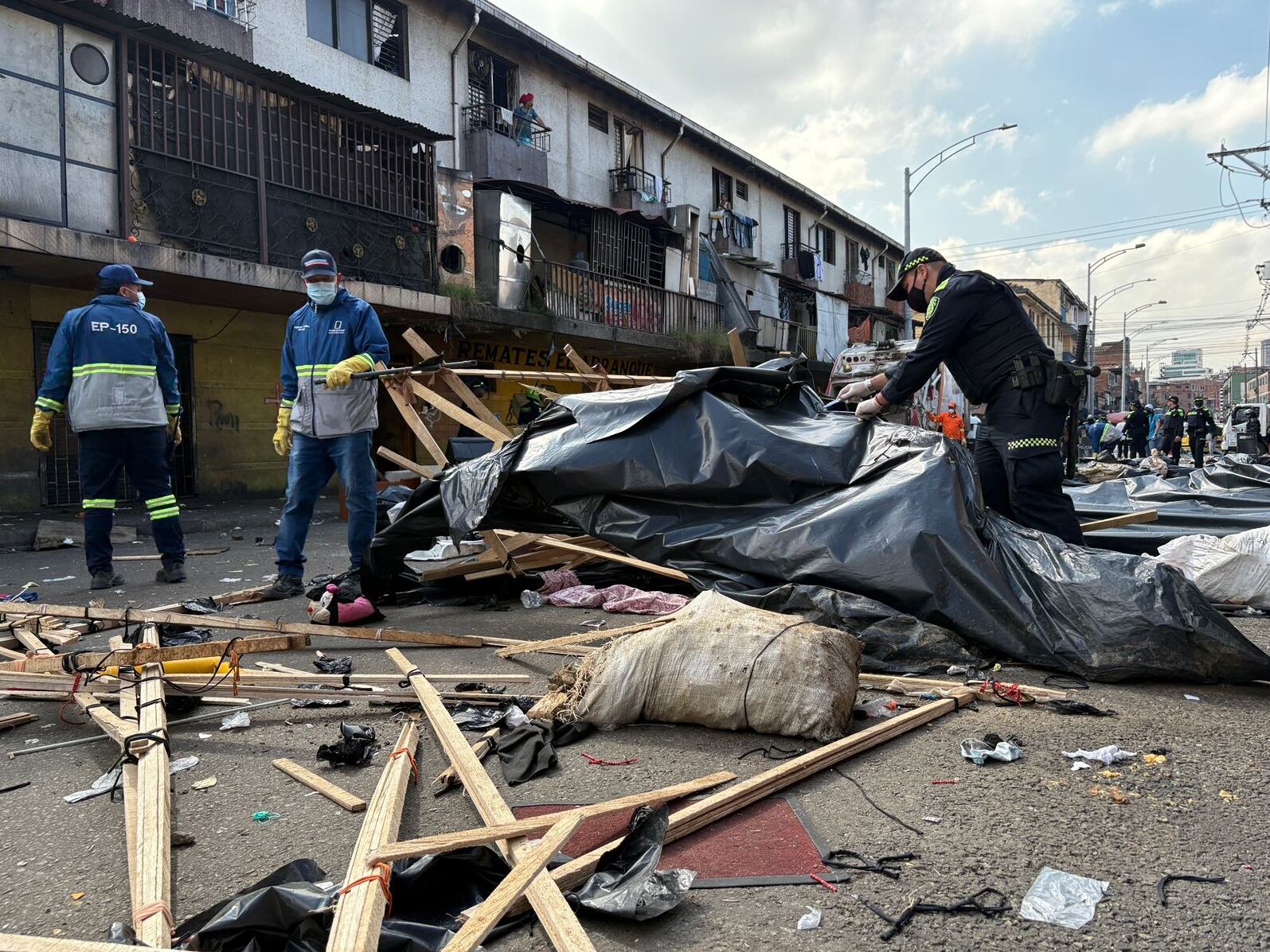 Desmonte de cambuches en Medellín- foto alcaldía