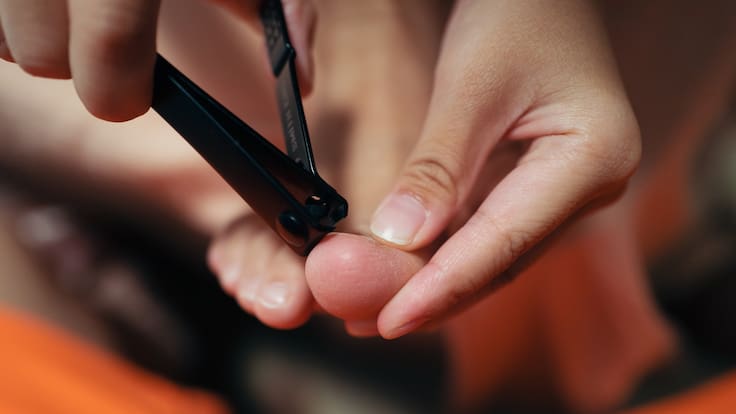 Persona cortándose las uñas de los pies (Getty Images)