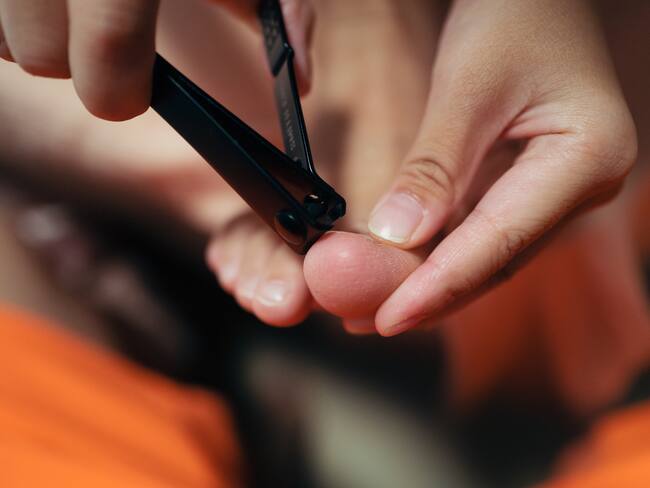 Persona cortándose las uñas de los pies (Getty Images)