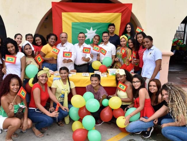 En el cumpleaños de Cartagena, estudiantes promueven la izada de la bandera