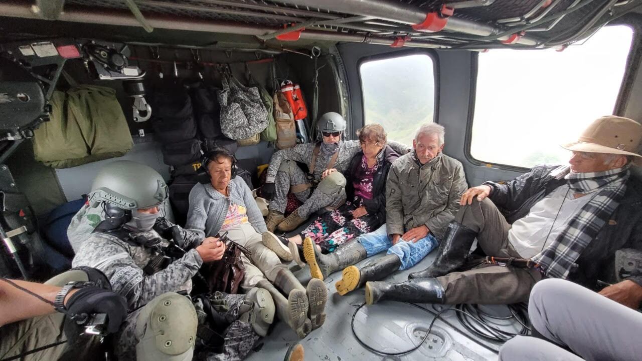 Cinco adultos mayores fueron rescatados por vía aérea en Jardín, Antioquia. Foto: Fuerza Aérea Colombiana.