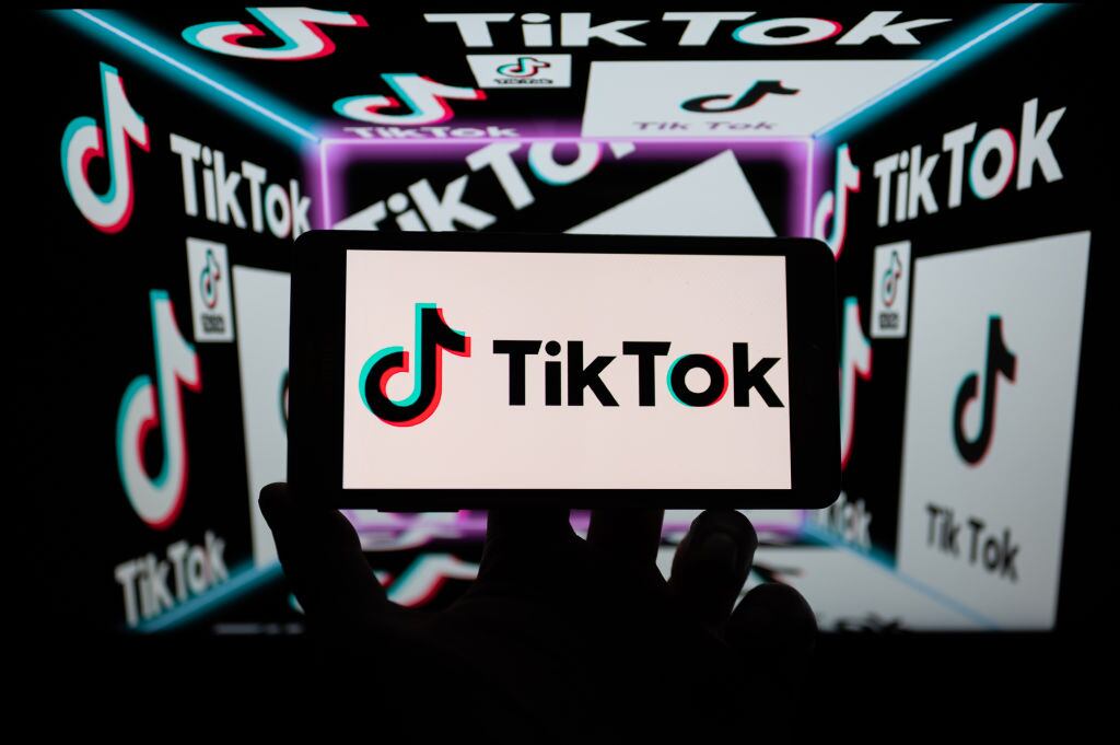 TikTok, imagen de referencia. (Photo illustration by Jonathan Raa/NurPhoto via Getty Images)