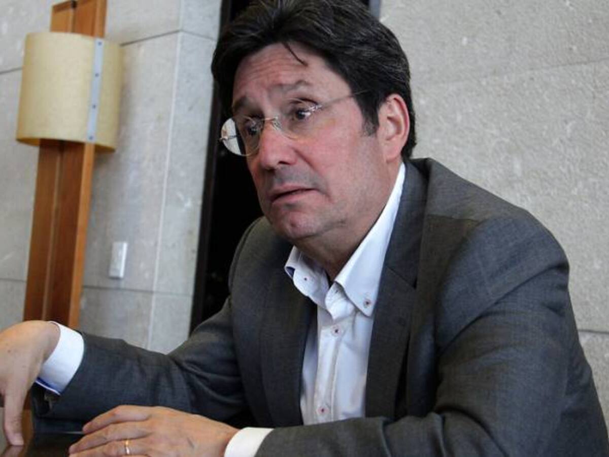 Petro, con su autoritarismo, impone día sin carro cuando le provoca: Pacho Santos