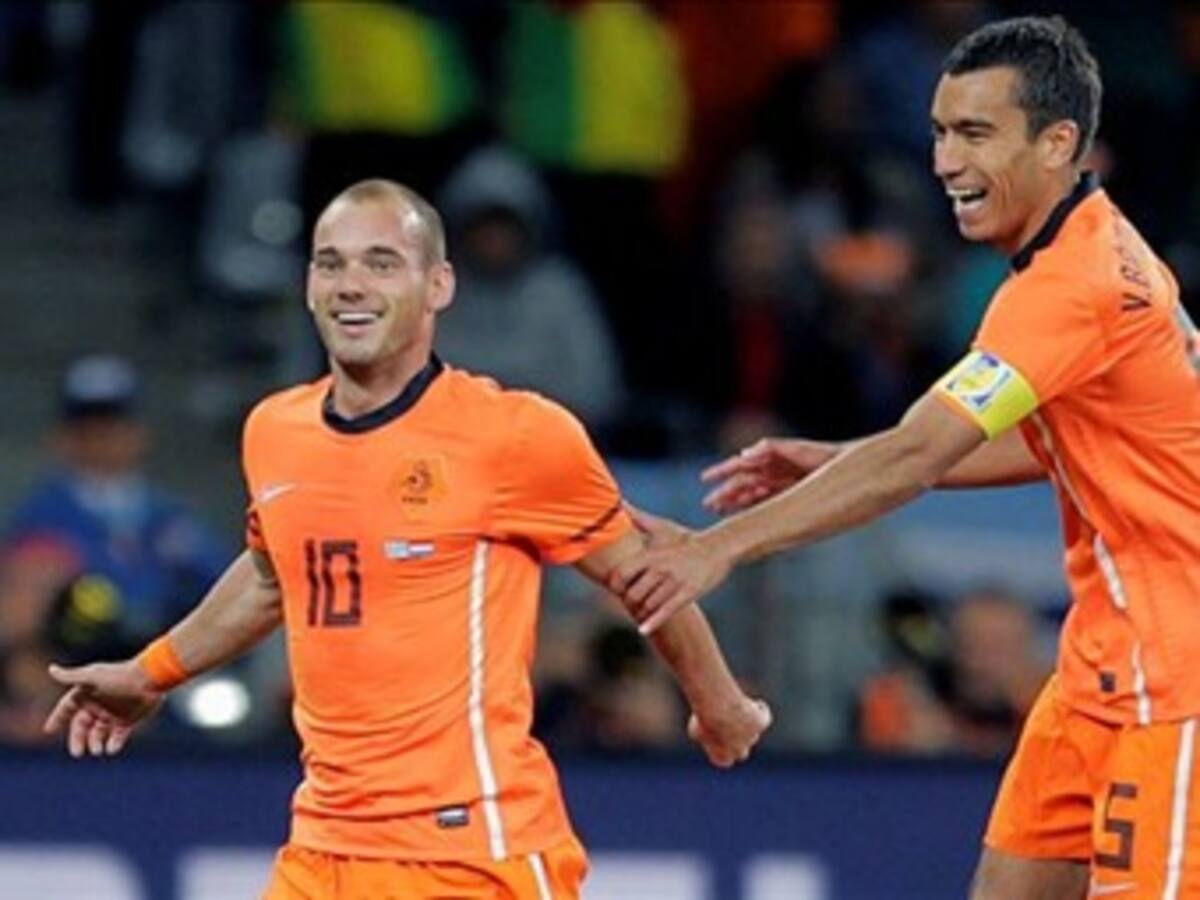 Sneijder marcó su quinto gol y empata con Villa al frente de la tabla