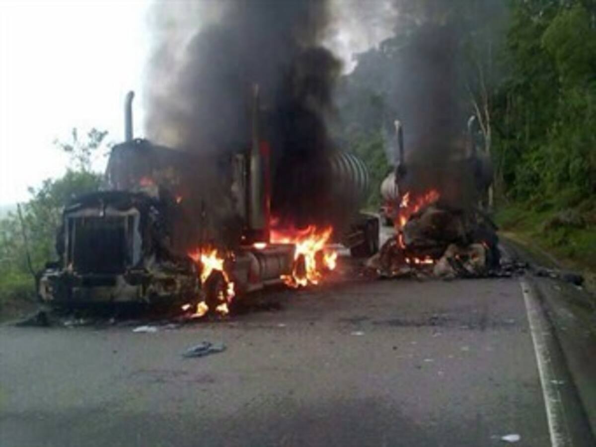Incineran varias tractomulas de transporte de crudo en Putumayo