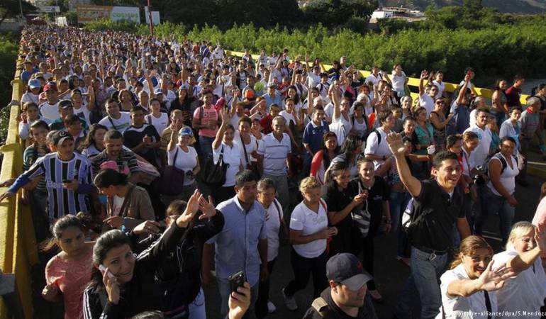Las autoridades migratorias mantienen los controles en los puentes internacionales.