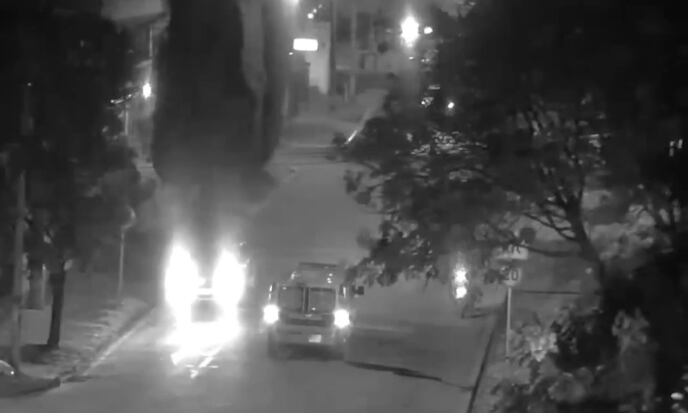 Momento en el que un ladrón le dispara a uniformados de Policía en la localidad de Teusaquillo