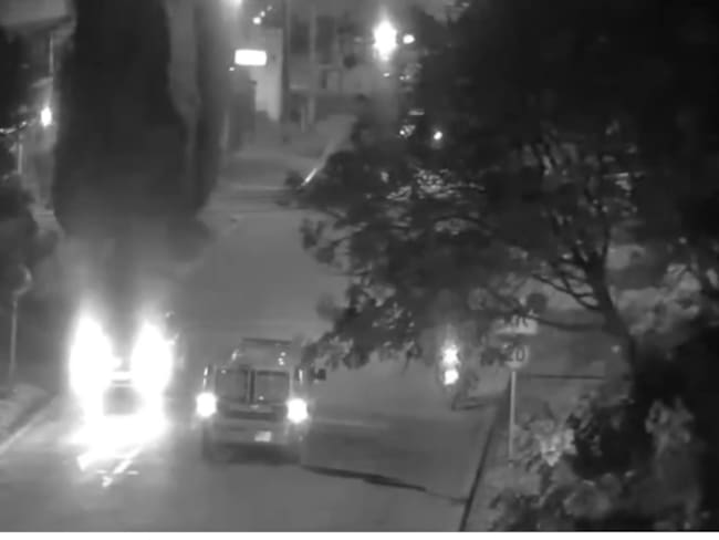 Momento en el que un ladrón le dispara a uniformados de Policía en la localidad de Teusaquillo