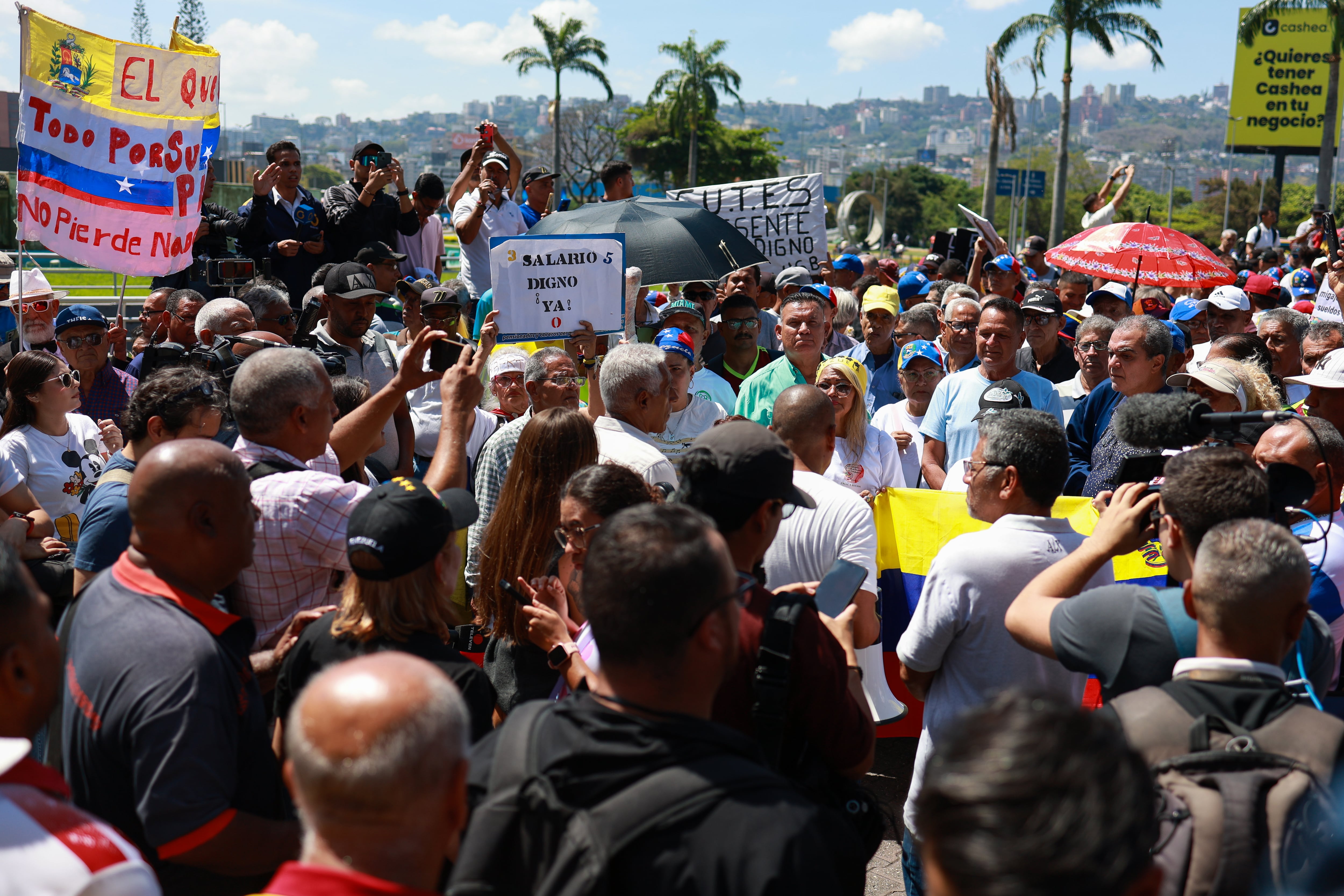 El choque entre trabajadores, sindicalistas y fuerzas armadas venezolanas ocurrió luego de que el chavismo aseguró que garantizaría el derecho a la protesta.
(Foto: Javier Campos/NurPhoto via Getty Images)