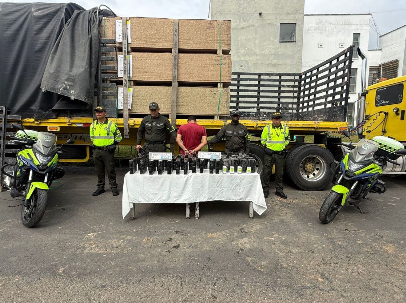 Incautan cargamento de ketamina avaluado en $237 millones oculto en tractocamión en Cundinamarca