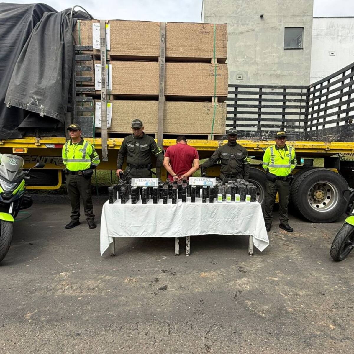 Incautan cargamento de ketamina avaluado en $237 millones oculto en tractocamión en Cundinamarca