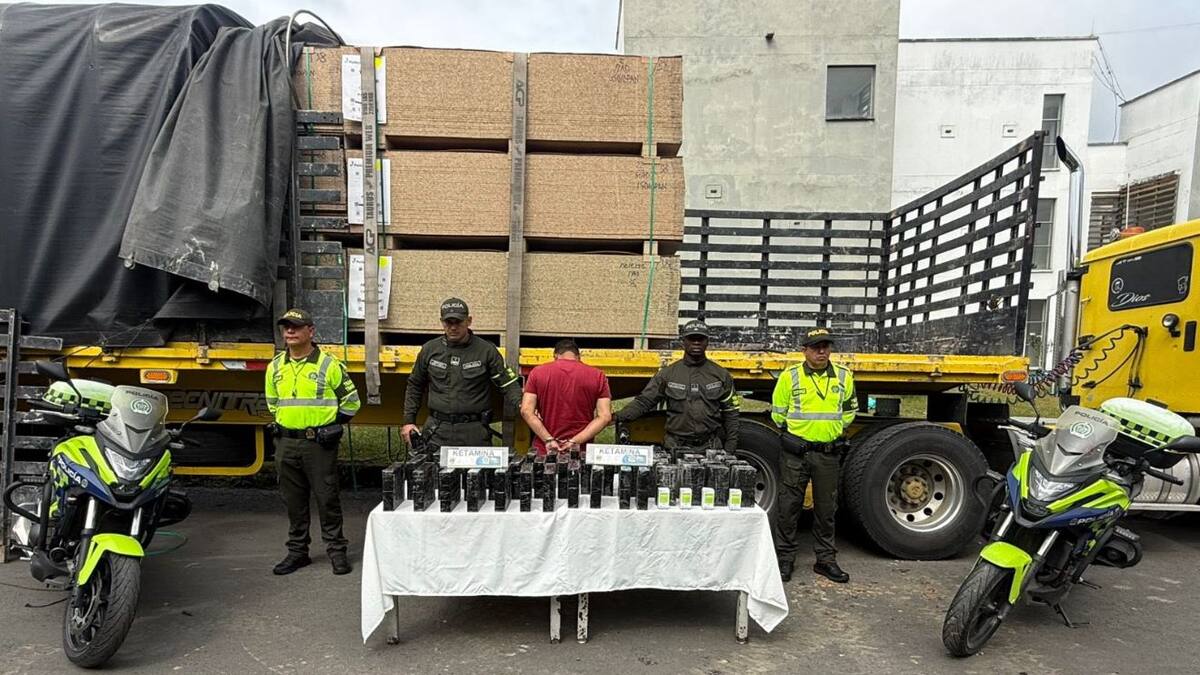 Incautan cargamento de ketamina avaluado en $237 millones oculto en tractocamión en Cundinamarca
