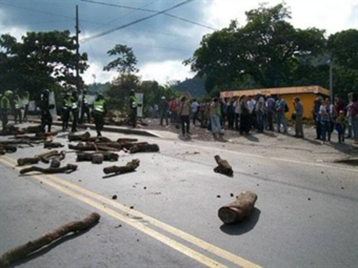 Fuerza Aérea traslada adultos mayores atrapados en paro en Nariño