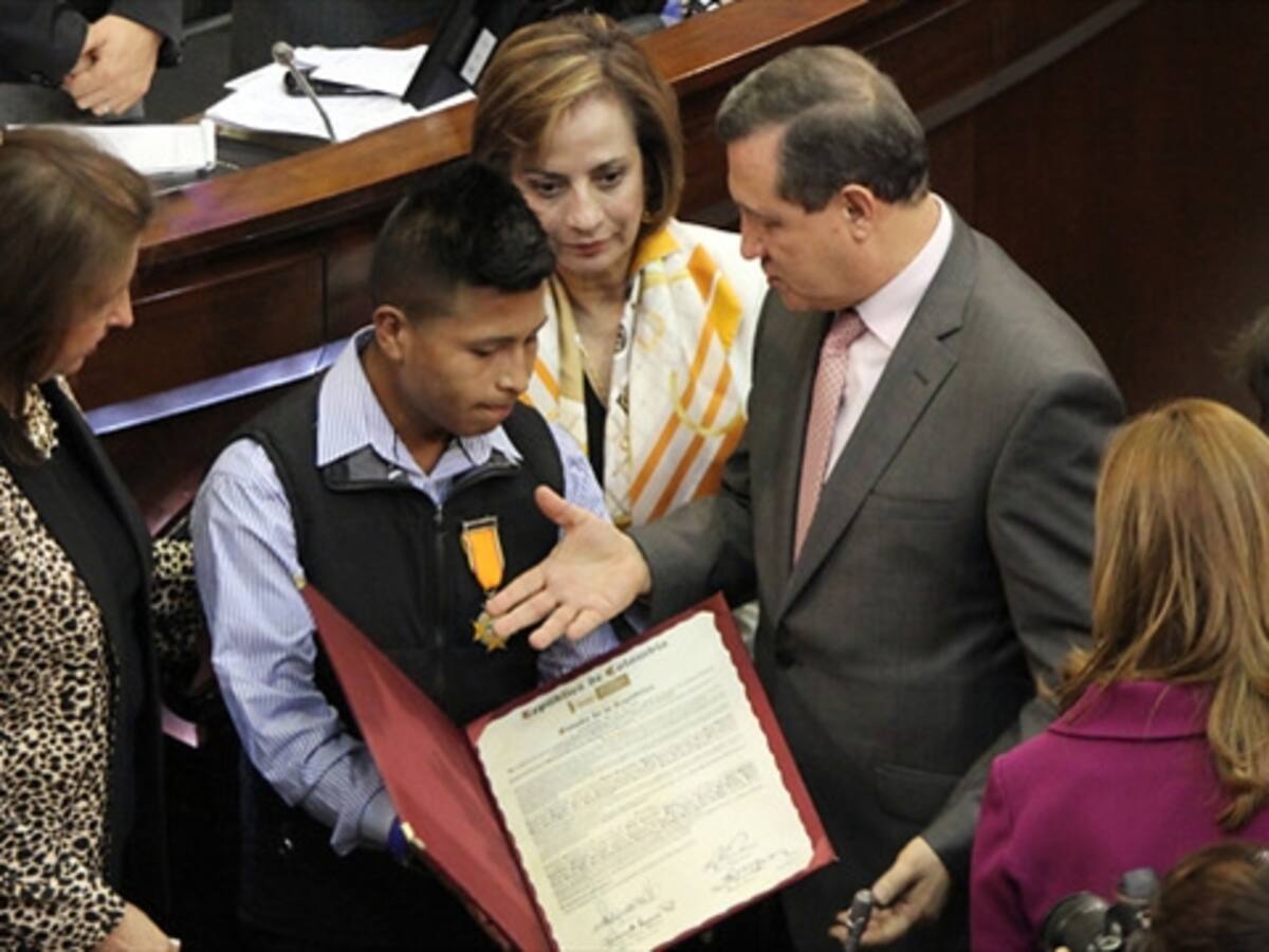 Senado condecora al cabo Edward Ávila víctima de mina en Norte de Santander