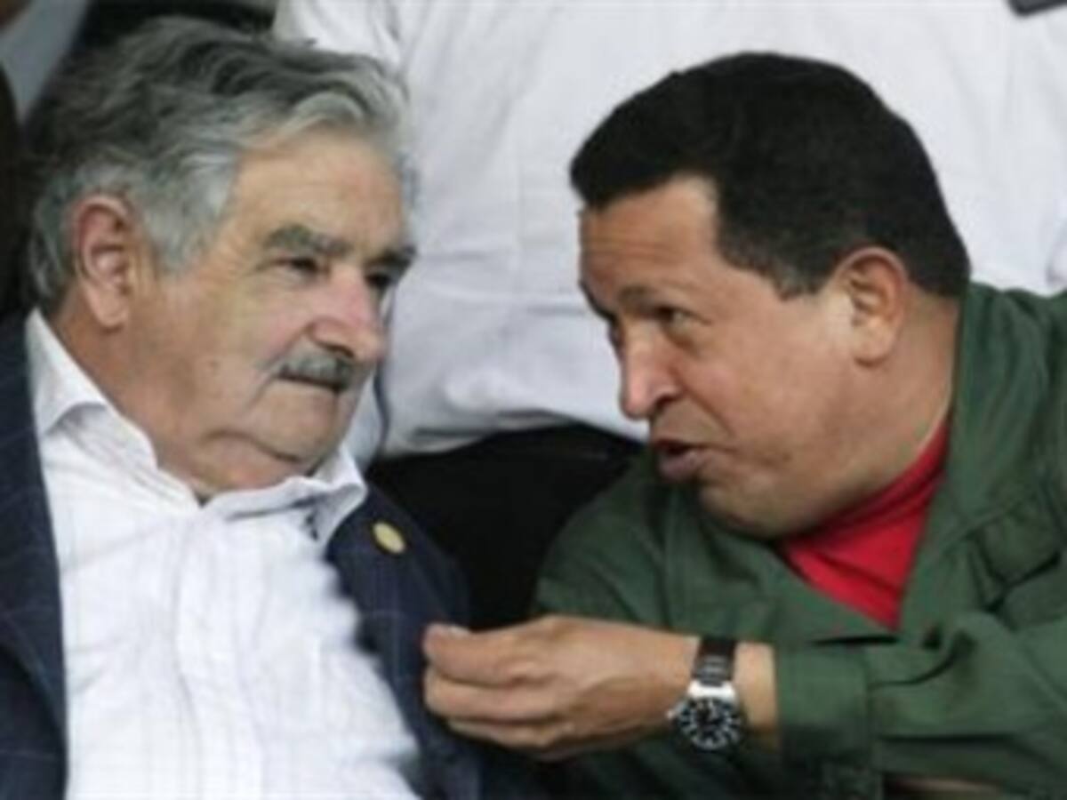 Mujica, dispuesto a mediar entre Hugo Chávez y Alvaro Uribe