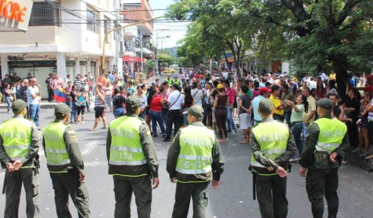 Los Uniformados fueron golpeados por los vendedores informales.