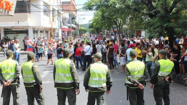 Los Uniformados fueron golpeados por los vendedores informales.