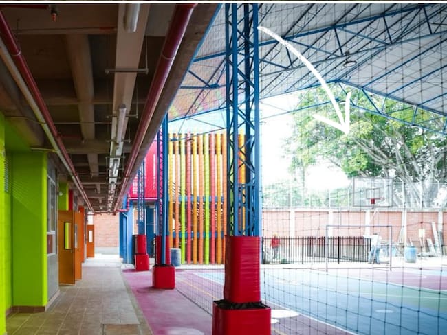 Los padres de familia no tienen cómo llevar a sus hijos a estudiar a la Institución Educativa Oficial Cristóbal Colón, sede de bienestar social, ubicada en el barrio Mariano Ramos.