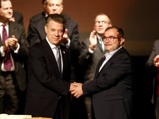 Juan Manuel Santos y Rodrigo Londoño | Foto: Colprensa
