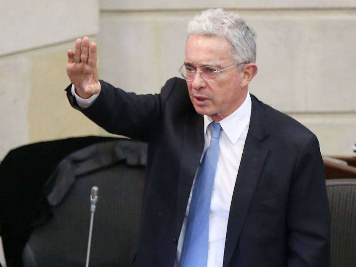 Álvaro Uribe propone transmitir entrenamientos de los equipos del FPC