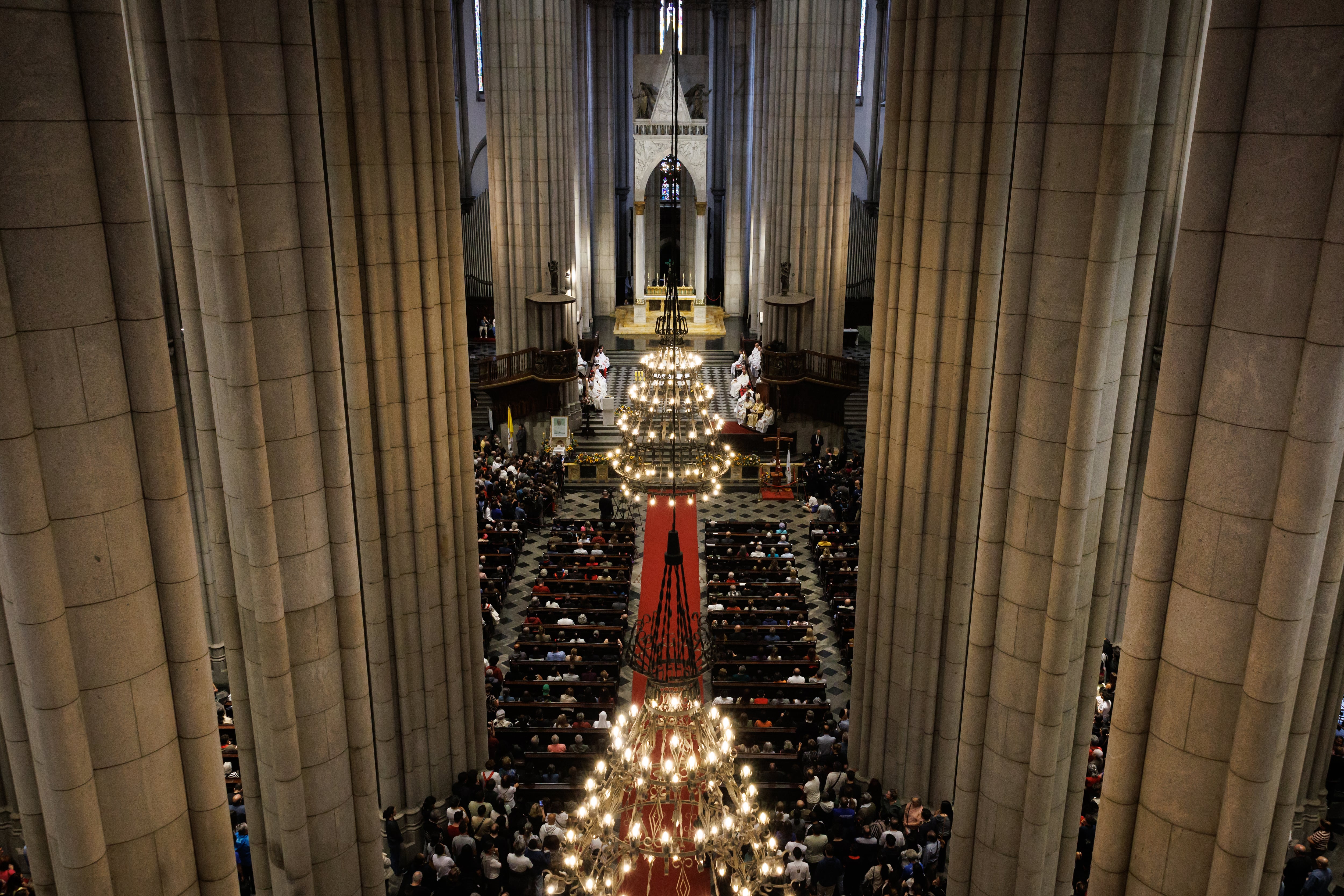 FOTODELDÍA AME1046. SAO PAULO (BRASIL), 21/04/2025.- Fieles asisten a una misa en honor al papa Francisco este lunes, en la Catedral Metropolitana de la Sé, en el centro de la ciudad de São Paulo (Brasil). El cardenal Odilo Pedro Scherer, uno de los siete purpurados brasileños que participará en el cónclave para elegir al nuevo papa, afirmó que el futuro pontífice "será diferente", pero tendrá el mismo interés social que Francisco, fallecido este lunes a los 88 años. EFE/ Isaac Fontana