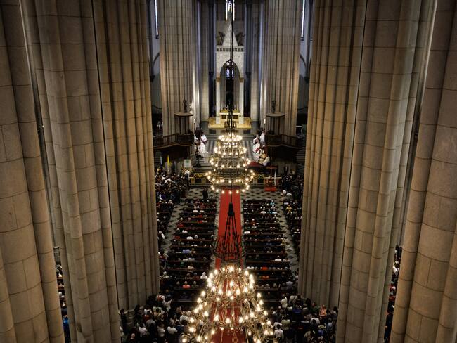 FOTODELDÍA AME1046. SAO PAULO (BRASIL), 21/04/2025.- Fieles asisten a una misa en honor al papa Francisco este lunes, en la Catedral Metropolitana de la Sé, en el centro de la ciudad de São Paulo (Brasil). El cardenal Odilo Pedro Scherer, uno de los siete purpurados brasileños que participará en el cónclave para elegir al nuevo papa, afirmó que el futuro pontífice "será diferente", pero tendrá el mismo interés social que Francisco, fallecido este lunes a los 88 años. EFE/ Isaac Fontana