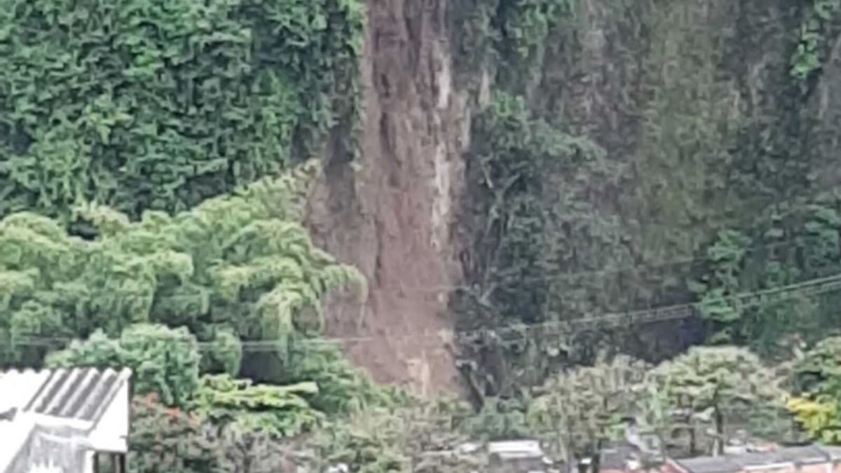 Evacuaron más viviendas en la Avenida del Río de Pereira por derrumbe