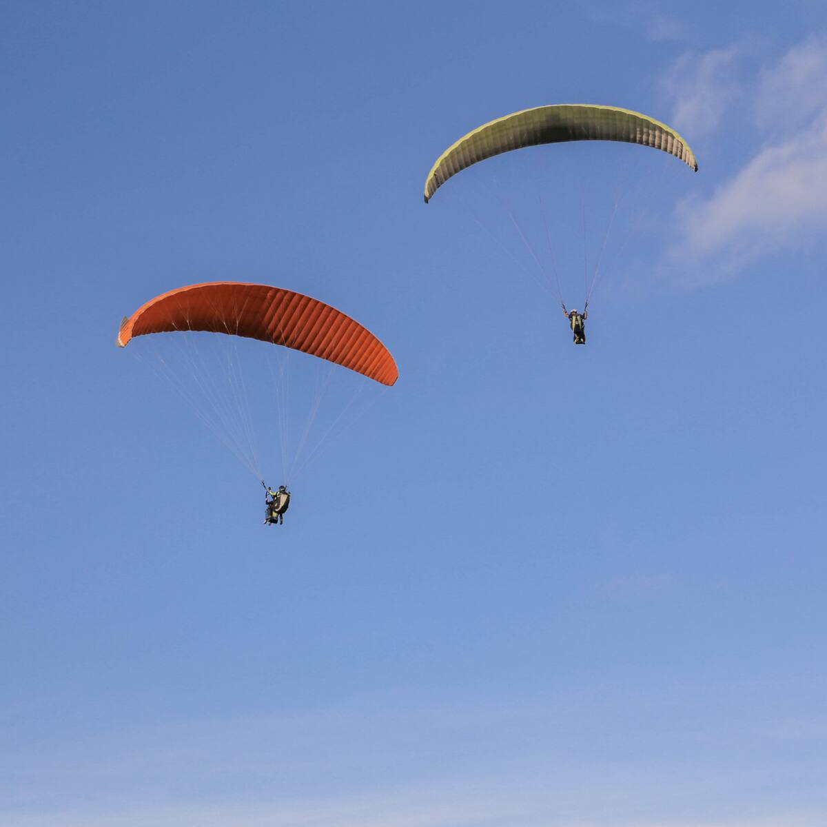 Parapentistas aterrizaron de emergencia en Bello tras ser sorprendidos por lluvia y fuertes vientos