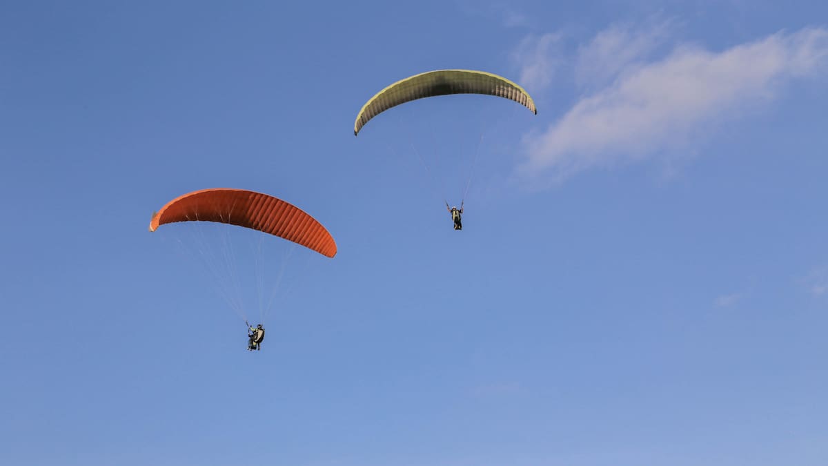 Parapentistas aterrizaron de emergencia en Bello tras ser sorprendidos por lluvia y fuertes vientos