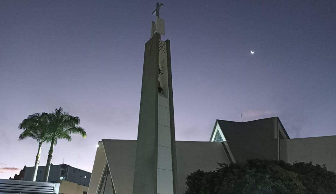 Amanecer en la plaza de Bolívar de Armenia 