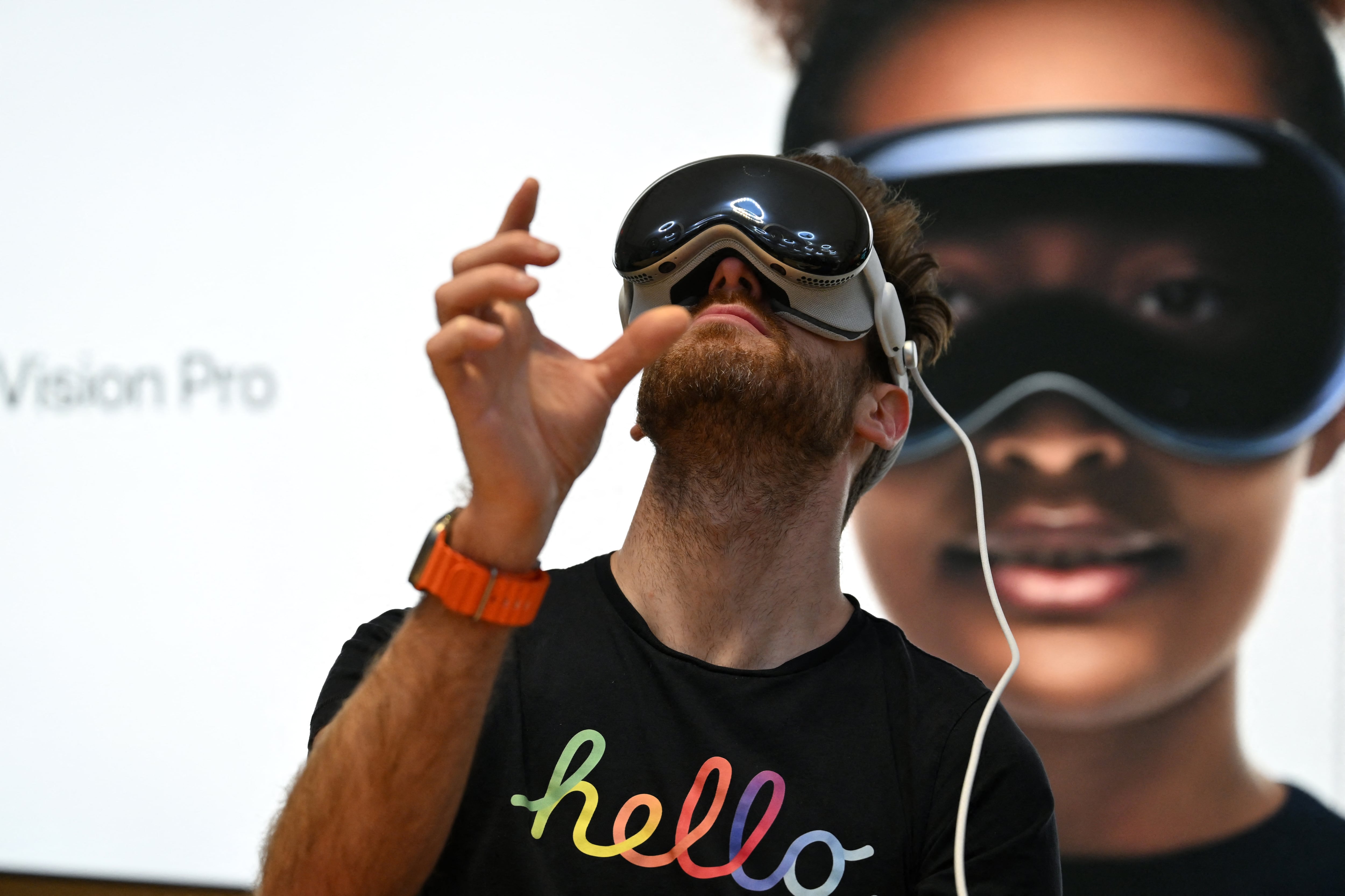 Hombre utilizando las nuevas 'Apple Vision Pro' durante el lanzamiento en Nueva York, Estados Unidos (Foto vía GettyImages)